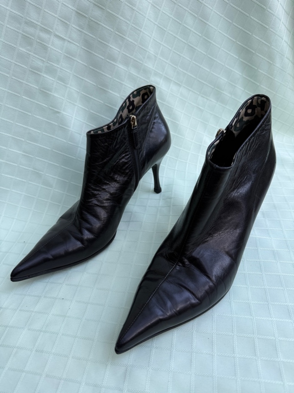 Vintage Gucci Pointed-Toe Black Leather Ankle Booties with Side Zipper